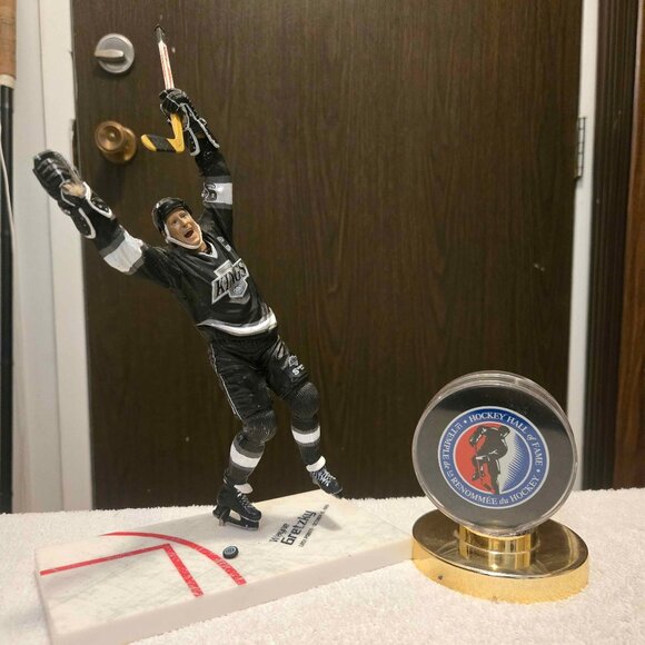 Wayne Gretzky McFarlane NHL Legends Figure & Hockey Hall of Fame Puck Set - Picture 1 of 6